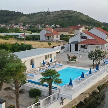 Villa Waterfront Sunset Dream With Pool